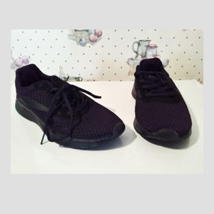 NWOT Black sneakers